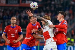 爱游戏-佛罗伦萨客场战平，争夺欧联杯资格进展缓慢(佛罗伦萨战绩)